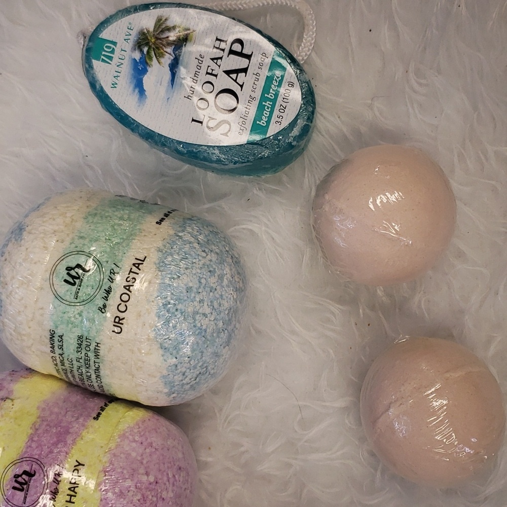 7 Piece Bath Bombs Bath & Body Bundle - Picture 5 of 6